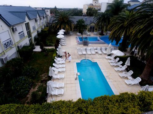 una vista aérea de una piscina con tumbonas y una piscina en Alto Verde Suite & Apart en Termas de Río Hondo