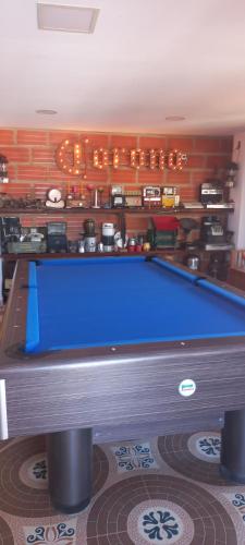 una mesa de billar azul en una habitación con bar en FÁTIMA REAL, en Ríohacha