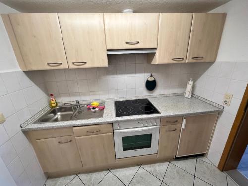 a small kitchen with a sink and a stove at Ferienwohnung Nordbrise in Schashagen