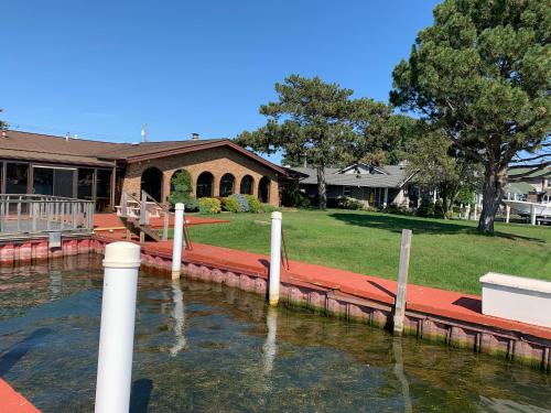 een huis met een dok in het water bij spanish stye lakeview villa 