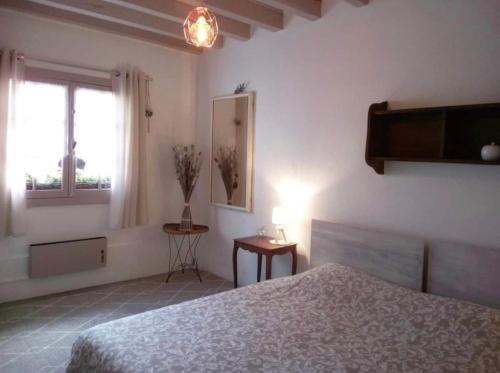 a bedroom with a bed and a window at Les gîtes du petit mila in Labrit
