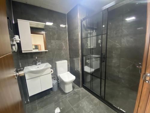 イスタンブールにあるグランド オラル ホテルのバスルーム(シャワー、トイレ、シンク付)