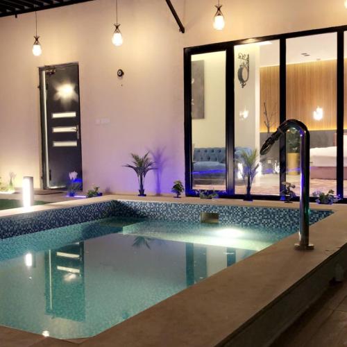 una piscina en una casa con piscina en شاليه ريفو Revo chalet en Al Ahsa