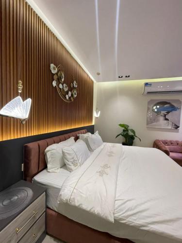 1 dormitorio con 1 cama grande y 1 sofá en شاليه ريفو Revo chalet en Al Ahsa
