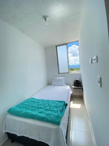 Dormitorio pequeño con cama y ventana en Apartamento montenegro caffeto 801, en Montenegro