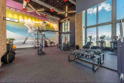 un gimnasio con equipamiento de fitness y un mural en Beautiful downtown ocean view., en Miami