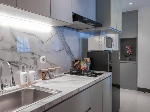 Ett kök eller pentry på Brand New - Luxury Modern Minimalist Design - 2BR