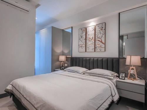 ein Schlafzimmer mit einem großen Bett und einem Spiegel in der Unterkunft Brand New - Luxury Modern Minimalist Design - 2BR in Lontar