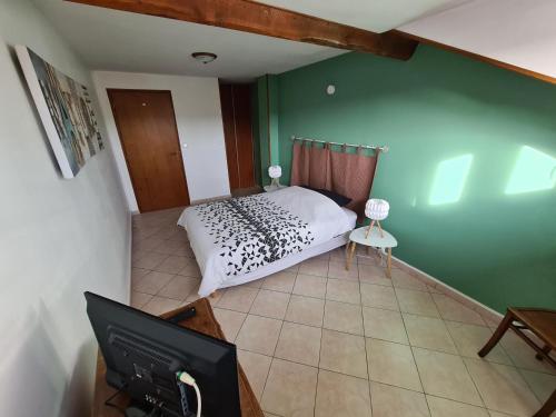 a bedroom with a bed and a flat screen tv at Gîte Fontenoy-sur-Moselle, 2 pièces, 4 personnes - FR-1-584-175 in Fontenoy-sur-Moselle