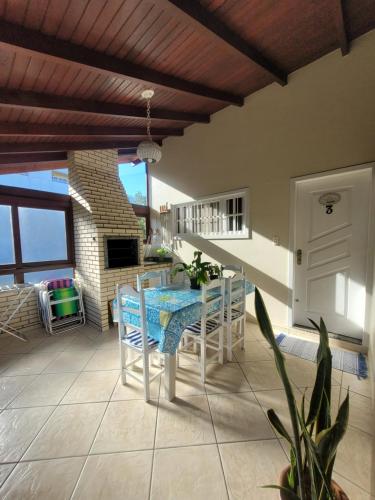 佛羅安那波里的住宿－Pousada do Sol，厨房以及带桌椅的用餐室。