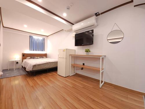 Cama o camas de una habitación en OYO Rooftop Hostel