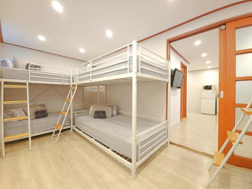 Cama o camas de una habitación en OYO Rooftop Hostel