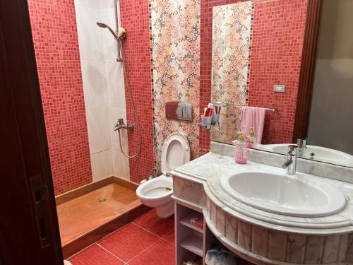 een badkamer met een wastafel en een toilet bij Sunterra in Sharm El Sheikh