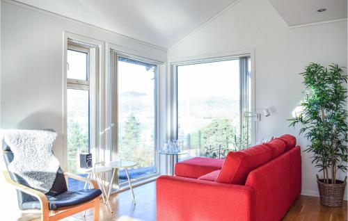 Posezení v ubytování 4 Bedroom Nice Home In Jørpeland