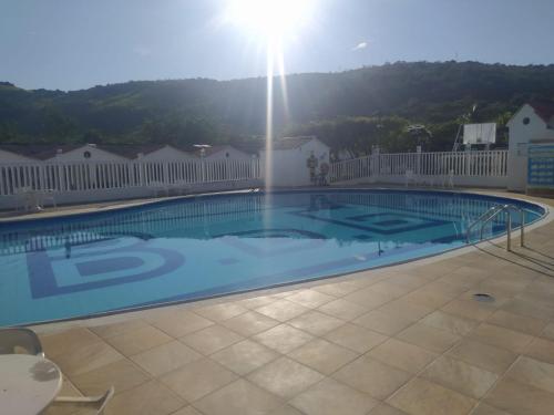 una gran piscina con el sol en el fondo en Casa para disfrutar unos días en familia, en Girardot
