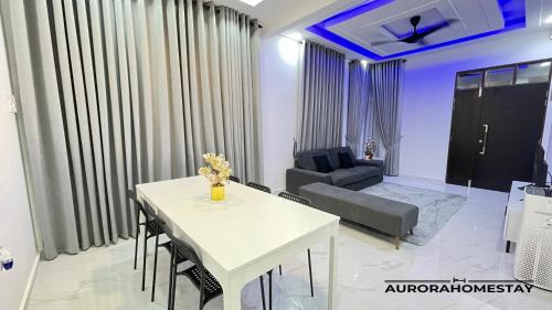 sala de estar con mesa blanca y sofá en Aurora Homes, en Marang