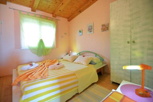 1 dormitorio con 2 camas y ventana en Apartments Sunce, en Murter