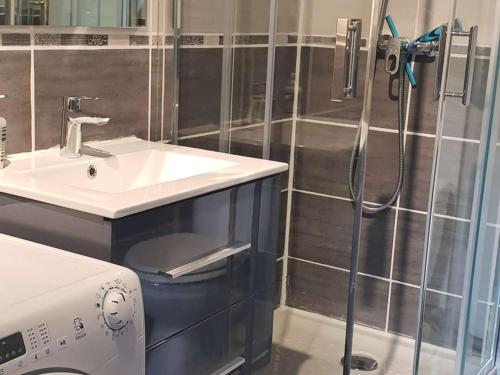 une salle de bain avec une douche avec un lavabo et une douche dans l'établissement Studio rénové pour 4 pers à 50m du télécabine - FR-1-234-293, à Cauterets