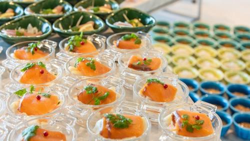 ホテルの敷地内または近くでの食事または食べ物