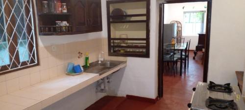 eine Küche mit Spüle und Arbeitsplatte in der Unterkunft Villa Arunodaya in Hikkaduwa