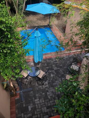 an overhead view of a patio with an umbrella and chairs at JC Studios Ermelo in Ermelo