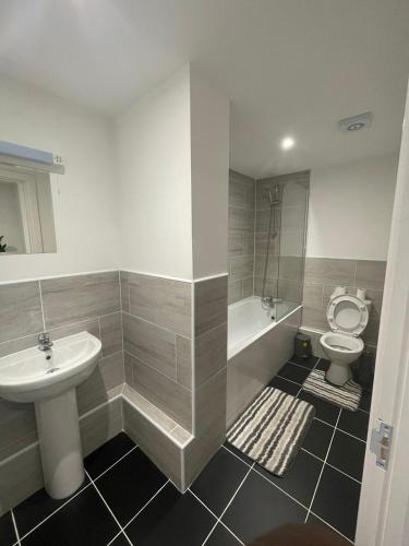 2 bed room luxury apartment in old Kent road London tesisinde bir banyo