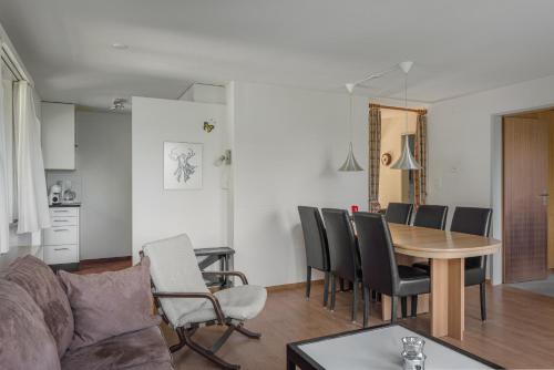 Una sala de estar y un comedor con mesa y sillas. en Kirschstein OG, en Fiesch