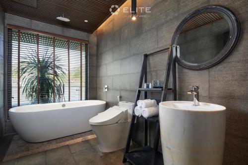 La salle de bains est pourvue d'une baignoire, de toilettes et d'un lavabo. dans l'établissement Elite of the Seas, à Hạ Long