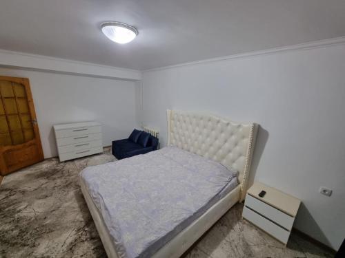 Un pat sau paturi într-o cameră la Apartament 1 camera