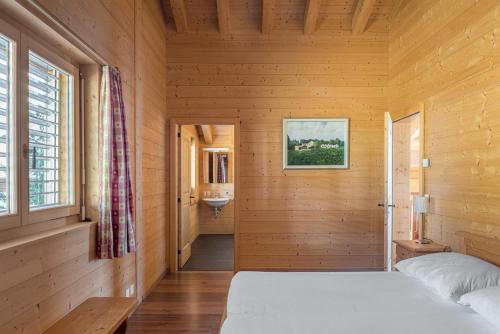 1 dormitorio con 1 cama en una habitación de madera en Aarninkhof, en Bettmeralp