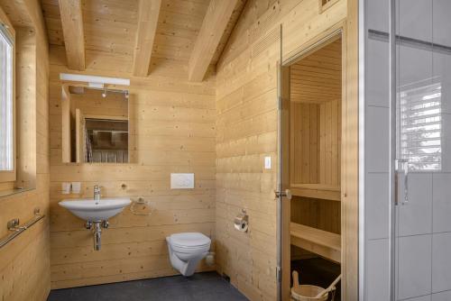 ベットマーアルプにあるAarninkhofのバスルーム(トイレ、洗面台付)