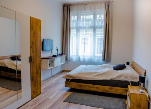 Posteľ alebo postele v izbe v ubytovaní Molnar Apartment Cozy City Center Retreat for 2 AC & Perfect Location!