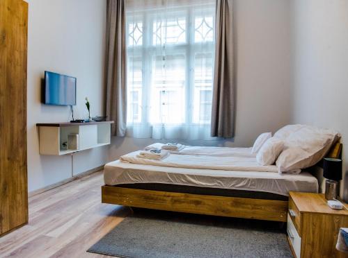 Molnar Apartment Cozy City Center Retreat for 2 AC & Perfect Location!