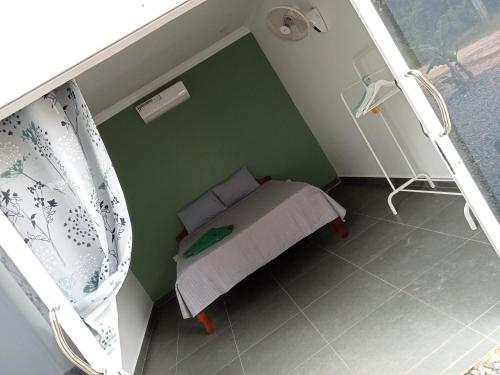 Tempat tidur dalam kamar di Little Escape Guesthouse Nesat