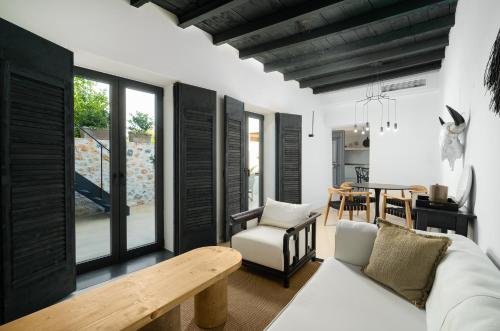 een woonkamer met een bank en een tafel bij Icos village house in Chersonissos