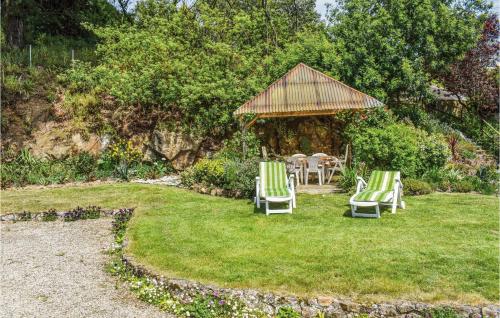 - une cour avec des chaises, une table et un kiosque dans l'établissement Holiday Home Rue Jarl Priel, à Plouguiel