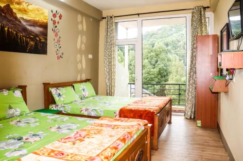 Zimmer mit 2 Betten und Balkon in der Unterkunft Maple View in Udagamandalam