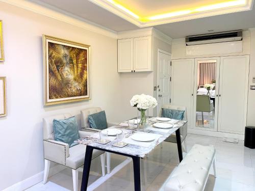 Gallery image of Center Bangkok Suite next to Platinum mall in Bangkok