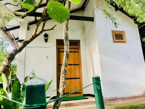 ein Haus mit einer Holztür davor in der Unterkunft Ella Ostella in Ella
