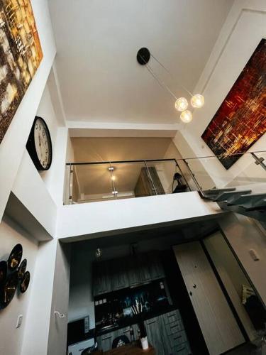 Televisyen dan/atau pusat hiburan di Escala Luxury Loft 2 in the center &Free Parking