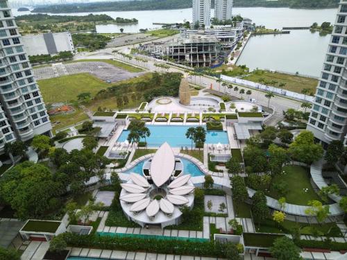 einen Luftblick auf die Gärten eines Resorts in der Unterkunft Teega Suite - 5 mins from Legoland in Nusajaya