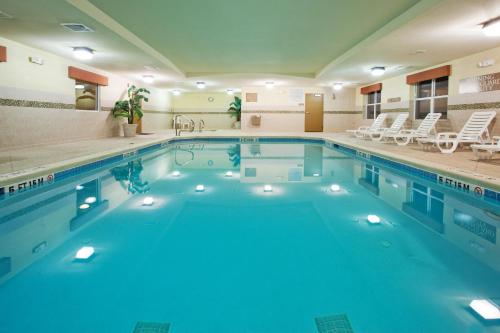 - une grande piscine d'eau bleue dans une chambre d'hôtel dans l'établissement Country Inn & Suites by Radisson, Macon North, GA, à Macon