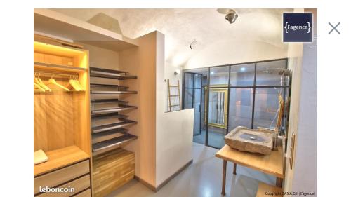 Habitación con vestidor y lavabo. en atelier clermont ferrand historique en Clermont-Ferrand