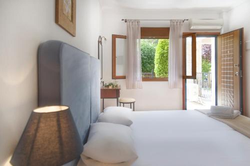 モラ・カリヴァにあるMaltinas Houseのベッドルーム(白いベッド1台、窓付)