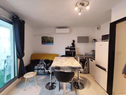 Kuchyňa alebo kuchynka v ubytovaní Appartement VALRAS-PLAGE bord de mer
