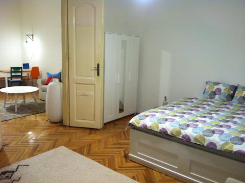 ブダペストにあるBlaha Vintage 1のベッドルーム1室(ベッド1台付)、テーブル付きのベッドルーム1室が備わります。