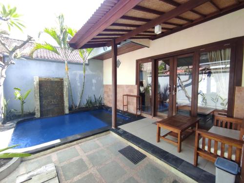 una casa con piscina en el patio en Villa Sahabat, en Gili Trawangan