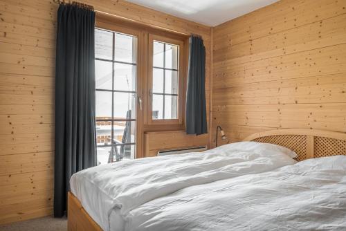 ベットマーアルプにあるFata Morgana 2のベッドルーム1室(ベッド1台、大きな窓付)
