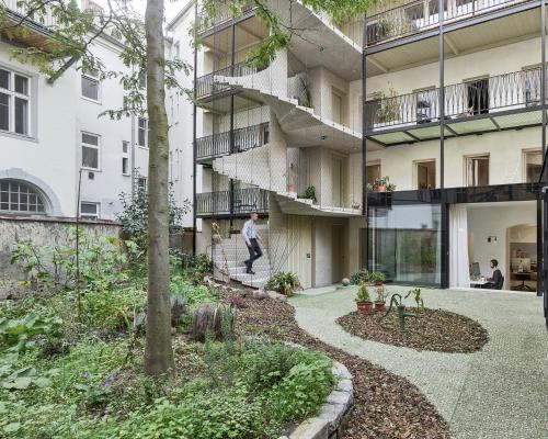 un homme marchant devant un bâtiment dans l'établissement SCHICK und LUFTIG im Herzen von Linz, à Linz