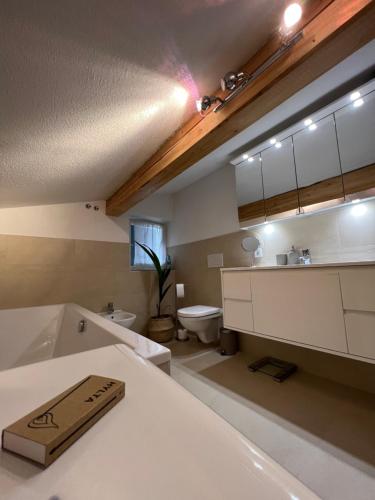 łazienka z wanną, umywalką i toaletą w obiekcie Liboria: lovely,cosy apartment. 2 min skilift walk w mieście Campitello di Fassa
